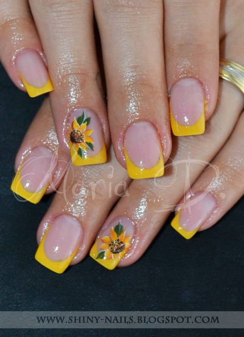 Sunflower Gel Nails Ideas, Gel Nail Designs Sunflower, Sunflower Nail Art Short, Yellow Tip Nails With Flowers, Sunflower And Daisy Nails, Short Nail Sunflower Designs, Sunflower Nail Ideas Short, Nails With Sunflowers Art Designs, French Tip With Sunflower Design