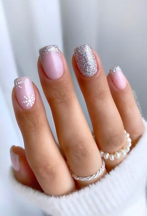 4. Sparkly Festive Nails Add some sparkle to your look with nails like these! Three of the nails have sparkly tip nails, one has... Unghie Sfumate, Christmas Gel Nails, Cute Gel Nails, Christmas Nails Acrylic, Festival Nails, Short Acrylic Nails Designs, Nail Designs Glitter, Sparkly Nails, Xmas Nails