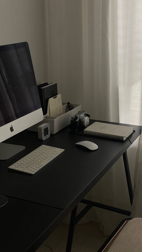 Home Business Asthetic, Apple Pc Setup, Apple Desk Setup Aesthetic, Office Set Up At Work, Black Desk Setup, Black Desk Aesthetic, Imac Aesthetic, Room Organisation, Office Aesthetic