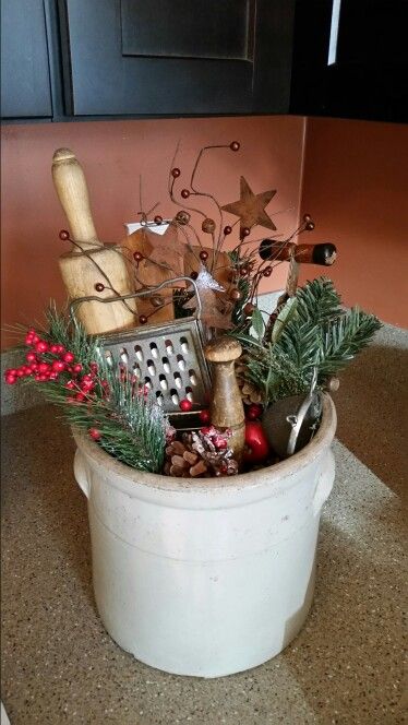 Christmas Crock, Easy Diy Christmas Decor, Diy Christmas Decor Ideas, Fete Saint Patrick, Primitive Christmas Decorating, Christmas Vignettes, Diy Christmas Decor, Country Christmas Decorations, Christmas Kitchen Decor