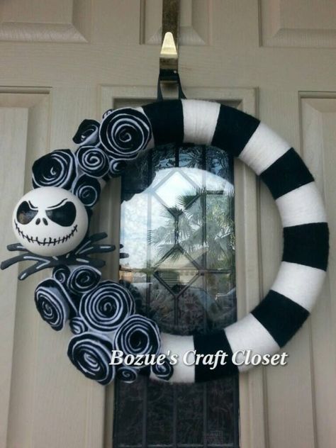 Jack Skellington Wreath, Nightmare Before Christmas Wreath, Nightmare Before Christmas Decorations, Halloween Memes, Diy Halloween Wreath, Halloween Pumpkins Painted, Nightmare Before Christmas Halloween, Adornos Halloween, Theme Halloween