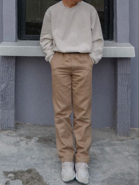 Mens Outfits Khaki Pants, Beige Aesthetic Mens Outfit, Mens Beige Trousers Outfit, Beige Monochrome Outfit Men, Beige Khaki Pants Outfit Men, Cream Monochrome Outfit Men, Monochrome Aesthetic Outfits Men, Beige Mens Outfits, Beige Corduroy Pants Outfit Men