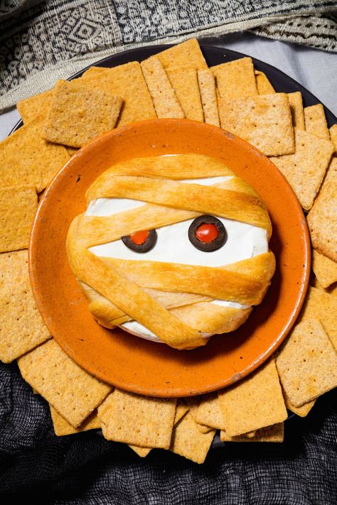 Easy Halloween Food Appetizers, Ghost Pizza, Halloween Apps, Halloween Appetizers Easy, Baked Brie Recipes, Spooky Halloween Food, Recetas Halloween, Halloween Party Appetizers, Halloween Camping