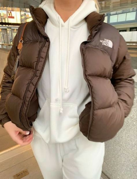 brown north face puffer jacket + white sweatset Brown North Face Puffer Jacket, North Face Puffer Outfit, Brown North Face Puffer, Barbara Kristoffersen, Doudoune The North Face, Puffer Outfit, Trendy Outfits 2020, Brown Puffer Jacket, North Face Puffer Jacket