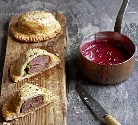 Pigeon pies with bramble gravy Beef And Ale Pie, Pigeon Pie, Gluten Free Dairy Free Recipes Dinner, Medieval Kitchen, Medieval Food, Ale Pie, Homemade Pastry, Dairy Free Recipes Dinner, Mushroom Pie