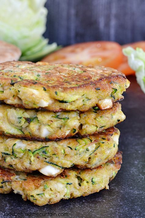 These Garden Fresh Summer Zucchini Burgers allow you to use up some of your garden bounty. If you're growing zucchini or you have in the past you know how Refried Beans Recipe Easy, Zucchini Burger Recipe, Zucchini Burgers, Garden Burger, Taco Salad Dressing, Brown Sugar Pound Cake, Garden Zucchini, Zucchini Burger, Growing Zucchini