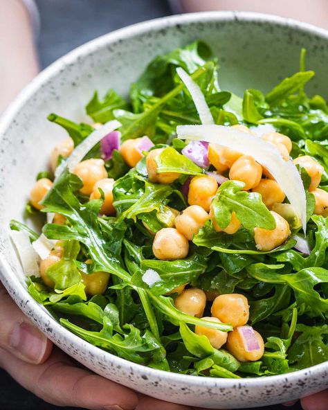 Salad Chickpeas, Salad Arugula, Sip And Feast, Arugula Recipes, Arugula Salad Recipes, Beet Salad Recipes, Salad With Lemon, Green Bean Salads, Red Onion Salad