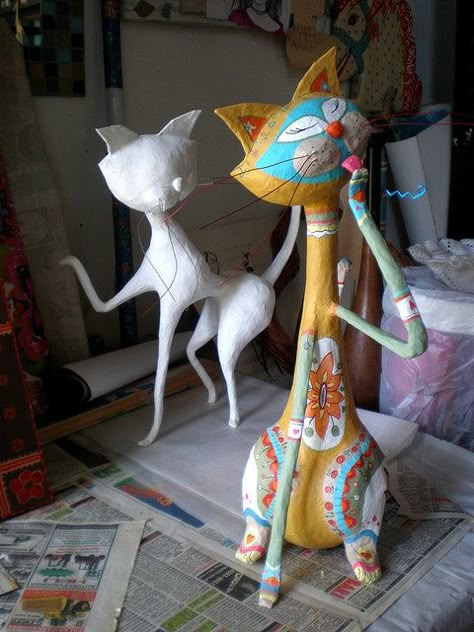 Paper Mache Projects and How To Make Them - Useful DIY Projects Hantverk Diy, Paper Mache Projects, Paper Mache Animals, Paper Mache Clay, Cat Figurines, Paper Mache Sculpture, Paper Mache Art, Paper Mache Crafts, Papel Mache