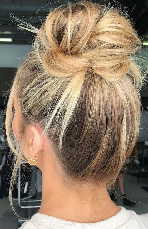 16. Evening Top Knot Hair Do When you need a fabulous updo hairstyle whether for evening occasion or professional look. We put together 70... Messy Bun Styles, Top Knot Hair, Hairstyle Updo, Prom Hair Updo, Easy Updo Hairstyles, Pool Hairstyle Ideas, Knot Hair, Top Knot Hairstyles, Up Dos For Medium Hair