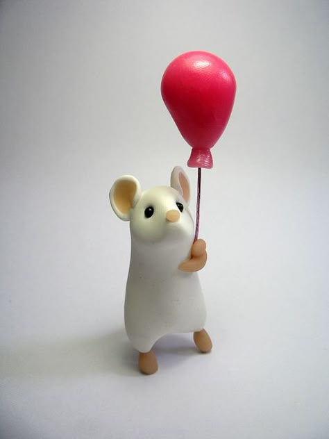 Balloon Mouse --- is this not adorable ! Cute Clay Creations, Air Dry Clay Projects, Polymer Clay Figures, Resin Clay, Polymer Clay Diy, Cute Polymer Clay, Clay Animals, Clay Ornaments, Clay Art Projects