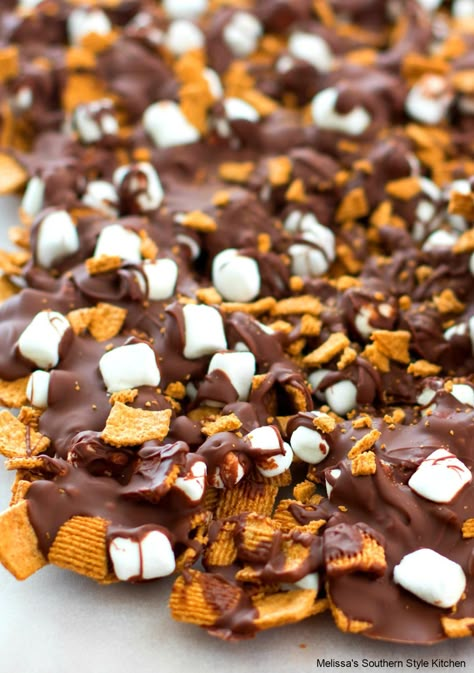 No campfire is needed to make this Easy S'mores Candy Bark #smores #candy #candybark #smorescandy #chocolate #easydesserts #desserts #deessertfoodrecipes #holidayrecipes #marshmallows #southernfood #southernrecipes Smores Candy, Bark Recipes Easy, Easy Smores, Bark Candy, Smore Recipes, Bark Recipes, Easy Candy, Candy Bark, Snack Mix Recipes