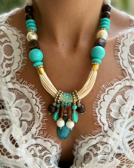 Colar Noronha na cor Turquesa com Pérola e detalhes em dourado. Handmade Ceramic Jewelry, Neck Jewellery, Ceramic Jewelry, Handmade Ceramics, Jewelry Inspiration, Boho Chic, Weaving, Ceramics, Collar