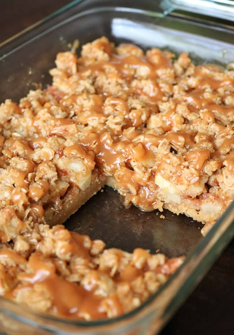 Apple Crumble Squares, Carmel Apple Desserts Easy, Caramel Apple Bars Recipe, Apple Streusel Bars, Carmel Apple Bars Easy, Apple Christmas Dessert, Buttery Desserts, Thanksgiving Dessert Bars, Thanksgiving Apple Desserts