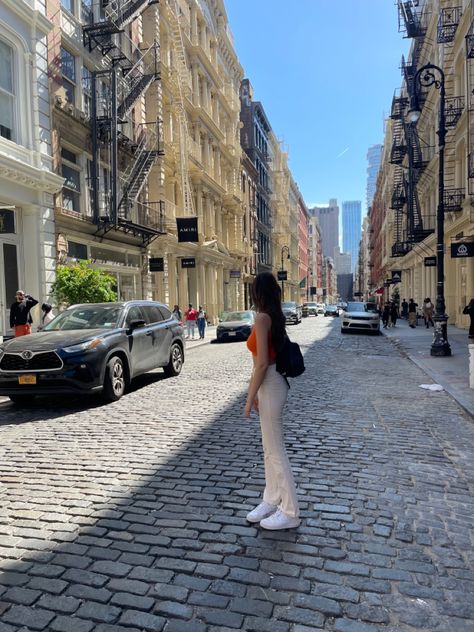 Soho Insta Pics, Soho Picture Ideas, Soho Nyc Aesthetic Outfit, Young Irina Shayk, Soho Nyc Outfit, Nyc Outfit Summer, Nyc Instagram Story, Soho Nyc Aesthetic, New York City Summer Outfits