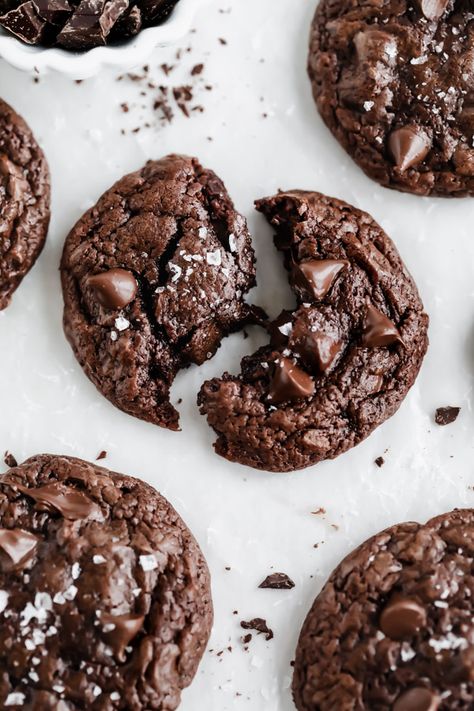 Calling all CHOCOLATE lovers! A rich and ultra fudgy cookie that is super chocolatey and totally irresistible right out of the oven. These wanna-be-brownies are soft, chewy and packed full of flavor. Absolute heaven for any chocolate fan! Delicious easy homemade cookie recipe, check it out now! #brownedbutterblondie #chocolate #cookie #dessert Easy Homemade Cookie Recipes, Cookie Photography, Brownie Vegan, Easy Homemade Cookies, Food Photography Dessert, Cookie Recipes Homemade, Dessert Aux Fruits, Browned Butter, Best Cookie Recipes