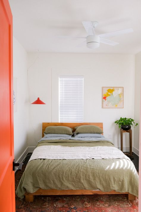 Minimal Mcm Bedroom, Pops Of Orange Bedroom, Scandinavian Eclectic Bedroom, Artsy Guest Bedroom, Mcm Bedroom Design, Eclectic Guest Room, Small Mcm Bedroom, Small Colorful Bedroom, Thuma Bed Decor Ideas