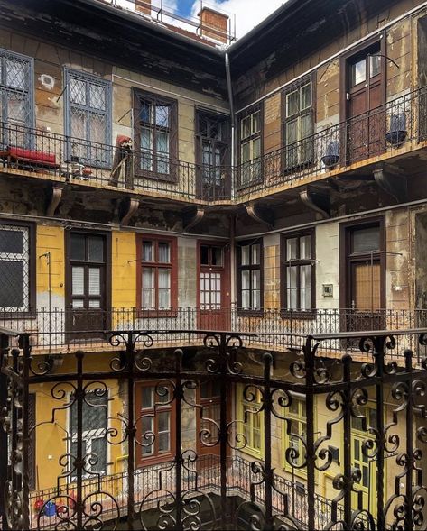 Old downtown Old Apartments Exterior, Old Italian Apartment, European Apartment Building, Old European Buildings, Vintage Apartment Building, Budapest Apartment, Old Apartment Building, Gehry Architecture, Apartments Exterior