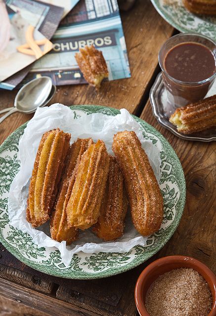 Churros Con Chocolate Churros Con Chocolate, How Sweet Eats, Eat Dessert, Naan, I Love Food, Sweet Recipes, Cooking Tips, Mexican Food Recipes, Love Food