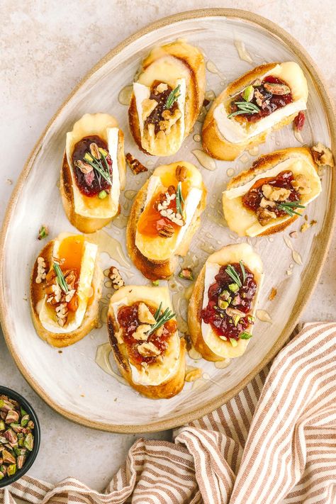 Make these quick holiday brie crostini appetizers in 10 minutes! Top with seasonal jams, nuts & a honey drizzle for the perfect holiday bite. Brie Crostini Appetizers, Cranberry Dip Recipes, Holiday Brie, Quick Holiday Appetizers, Recipes Dinner Party, Brie Crostini, Summer Appetizer Recipes, Summer Appetizers Easy, Toasted Crostini