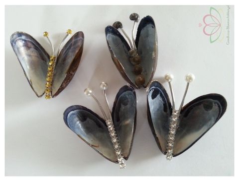 mussel shell butterflies Tre Kunst, Sea Shells Diy, Seashell Projects, Art Coquillage, Shells Diy, Mussel Shell, Seashell Ornaments, Shell Crafts Diy, Sea Crafts