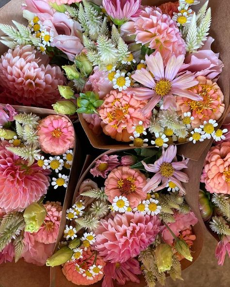 Farm Fresh Flowers, Market Flower Bouquet, Bouquet Designs Ideas, Flower Stand Ideas Farmers' Market, Farmers Market Flower Display, Bouquet Recipes, Cut Flower Bouquet, Market Bouquets, Flowers Farm