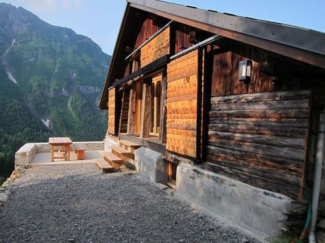 Une ferme de montagne totalement rénovée Mountain Lodge, D P, Habitat, Cabin, Road, House Styles