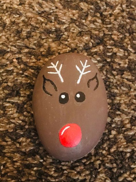 Reindeer Rocks Painted, Xmas Painted Stones, Rock Painting Ideas For Christmas, Painting Rocks Christmas Ideas, Easy Christmas Rock Painting, Christmas Stones Painting, Painting Rocks Christmas, Reindeer Rock Painting, Painting Christmas Rocks