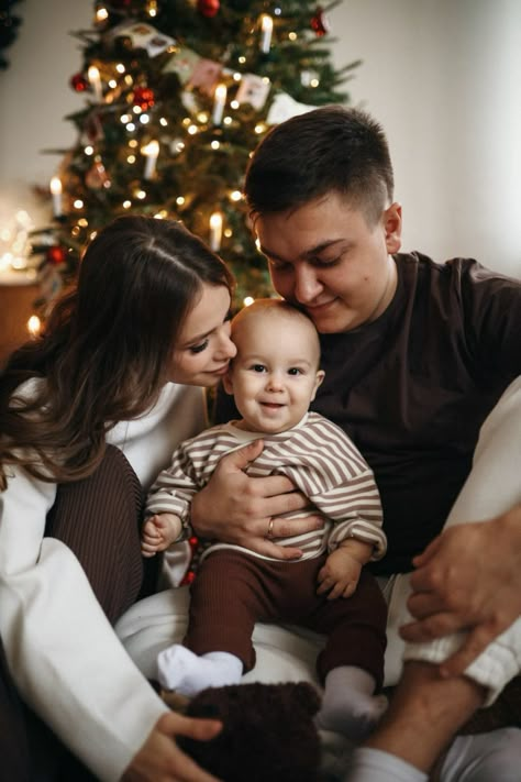 Home Family Photoshoot Ideas Christmas, Family Photos By Christmas Tree, Family At Home Christmas Pictures, Family Photos With Baby Christmas, Pajama Family Photo Shoot, Christmas Newborn Photoshoot Family, Family Christmas Pictures Indoor, Diy Christmas Photoshoot Family, In Home Christmas Photoshoot Family