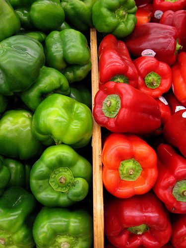 . Paleo Guide, Red Vegetables, Contrast Photography, Vegetables Photography, Photography Course, Stuffed Sweet Peppers, Fruit And Veg, Complementary Colors, Fresh Produce