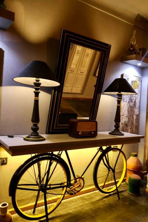 Old Bicycle Decor, Bicycle Decorating Ideas, Bicycle Table, Diy Wooden Planters, Bike Craft, Buffet Set Up, Bike Decorations, Wood Chair Diy, Woodworking Business Ideas