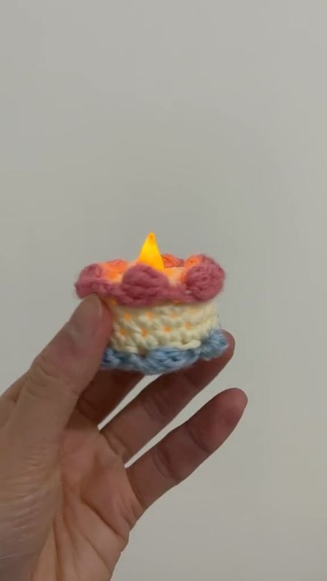 🎂 Dive into TT: @maicosay’s world as they crochet a mini birthday cake! 🧁✨ Each stitch adds charm to this tiny delight. Did you know… | Instagram Crochet Mini Birthday Cake, Quick Crochet Birthday Gifts, Mini Crochet Gifts, Crochet Mini Things, Crochet For Birthday, Crochet Cake Birthday, Birthday Crochet Ideas, Crochet Mini Projects, Birthday Crochet Gift Ideas