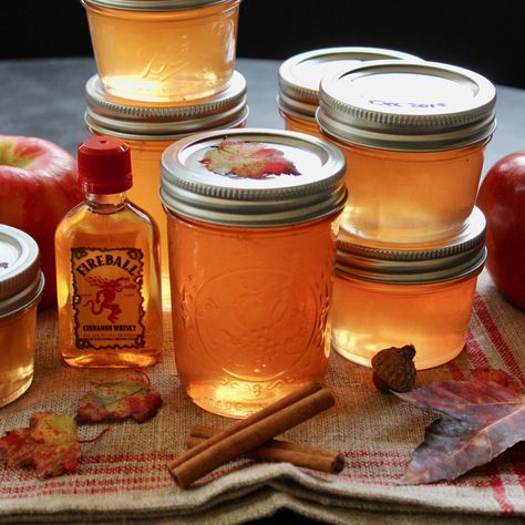 Apple Jalapeno Jelly Recipe, Cinnamon Apple Jelly, Jalapeno Jelly Recipes, Beer Jelly, Canning Jam Recipes, Wine Jelly, Home Canning Recipes, Apple Jelly, Jam Recipes Homemade