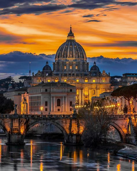 San Pietro's Majesty 

#rome #roma #lazio #eternalcity #history #travel #holiday #food Rome Sights, Italy Tourism, Italy Tours, Italy Photo, Visit Italy, Holiday Food, City Trip, Rome Italy, Italian Style