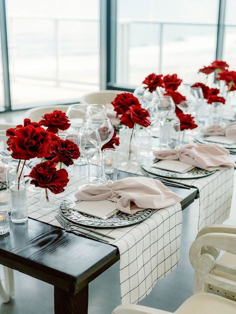 Red Flower Wedding Centerpieces, Red Floral Table Arrangements, First Wedding Anniversary Decorations, Minimalist Floral Arrangements Wedding, Red White Table Decorations, Red Roses Bud Vases, White And Red Floral Arrangements, Red Flower Table Decorations, Red Flower Table Centerpieces