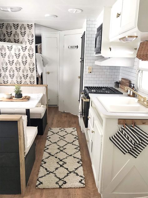 Tour this budget-friendly farmhouse camper that was transformed for $500 by Proverbs31Girl! Featured on MountainModernLife.com Camper Painting, Glamper Camper, Glamping Ideas, Camper Reno, Camping Vintage, Camper Trailer Remodel, Vintage Camper Remodel, Caravan Renovation, Diy Camper Remodel