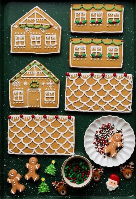 Gingerbread House Kits Ideas, Wilton Gingerbread House Ideas, Little Gingerbread Houses, Gingerbread House Ideas Made Out Of Gram Crackers, Gingerbread House Icing Design, Decorated Gingerbread Houses, Gingerbread House Inspo Simple, Gingerbread House Decoration Ideas, Ginger House Decoration