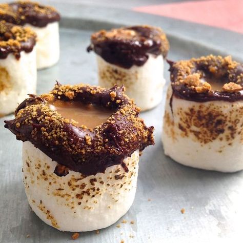 s'mores shot glasses Shot Glass Desserts Recipes, Edible Shot Glasses, Shot Glass Desserts, Chocolate Shots, Alcoholic Desserts, Dessert Shots, Pudding Shots, Shots Alcohol, Caramel Cheesecake