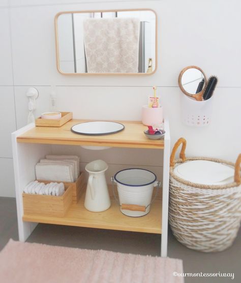 Cosimas Bereich im Badezimmer mit 18 Monaten (Teil 1): Unser Montessori Waschtisch | ourmontessoriway Montessori Bathroom, Montessori Toddler Rooms, Montessori Bedroom, Montessori Playroom, Montessori Room, Montessori Practical Life, Ikea Kids, Ikea Bathroom, Decor Ikea