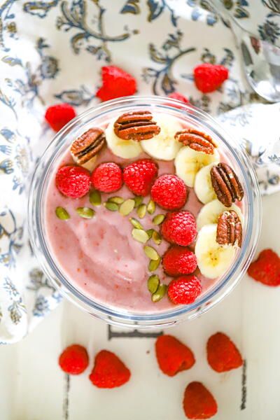 Raspberry Protein Smoothie Bowl Raspberry Protein Smoothie, Breakfast Pull Apart Bread, Raspberry Smoothie Bowl, Copycat Drink Recipes, Pile Of Laundry, Ritz Cracker Recipes, Protein Smoothie Bowl, Campbells Soup Recipes, Healthy Egg Recipes