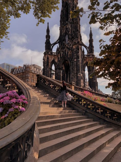 Scotland Photoshoot Ideas, Edinburgh Instagram Spots, Edinburgh Photo Ideas, Scotland Photoshoot, Edinburgh Life, Edinburgh Scotland Aesthetic, Gothic Exterior, Edinburgh Aesthetic, Scotland Photos