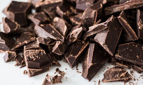 How to Choose Healthy Chocolate - Dark Chocolate - Healthy Choices Dessert Original, Keto Brownies, Chocolate Day, Mozzarella Sticks, Keto Cheesecake, Human Food, Chocolate Shop, Theobroma Cacao, Packaged Food