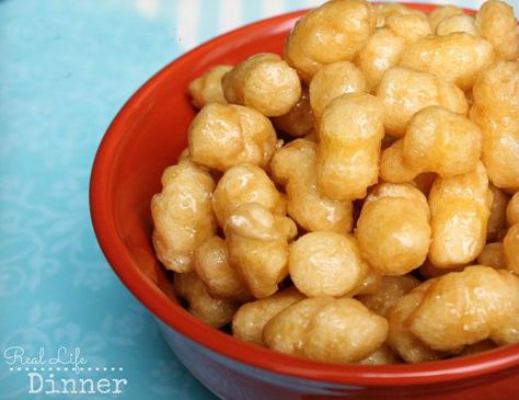 These Caramel Corn Puffs are hands down the best treat ever. Watch out they are ADDICTING! The texture and flavor are amazing! Bunco Snacks, Caramel Puff Corn, Puff Corn, Corn Puffs, Corn Recipe, Caramel Corn, Snack Treat, Köstliche Desserts, Yummy Sweets