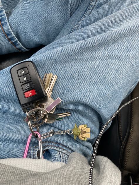 Keychain On Belt Loop Aesthetic, Carabiner Keychain Outfit, Keys On Belt Loop Aesthetic, Carabiner Keychain Aesthetic, Key Chains Aesthetic, Lego Keychain, Chains Aesthetic, Accessory Inspo, Guy Fits