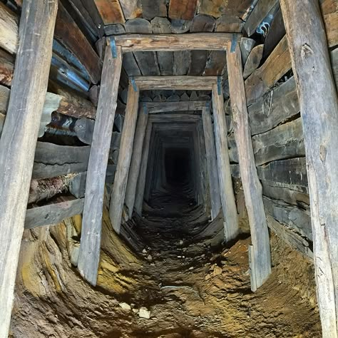 Abandoned Mineshaft, Abandoned Mine, Underground Caves, Adventure Inspiration, Gold Mining, Coal Mining, Abandoned Buildings, Land Art, Old West