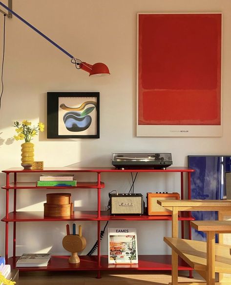 Red And Green Interior, Minimalism Room, Vintage Minimalism, Red Shelves, Small Living Space, Studio Apt, Red Wall, Red Walls, Green Interiors