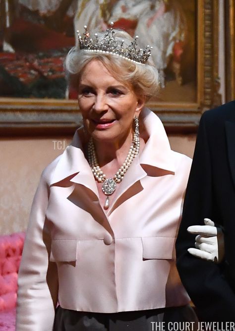 State Banquet Jewels at Buckingham Palace | The Court Jeweller Festoon Tiara, Kent Family, Princess Michael Of Kent, Lovers Knot Tiara, Royal Gala, Prince Michael Of Kent, State Banquet, Order Of The Garter, Royal Tiaras