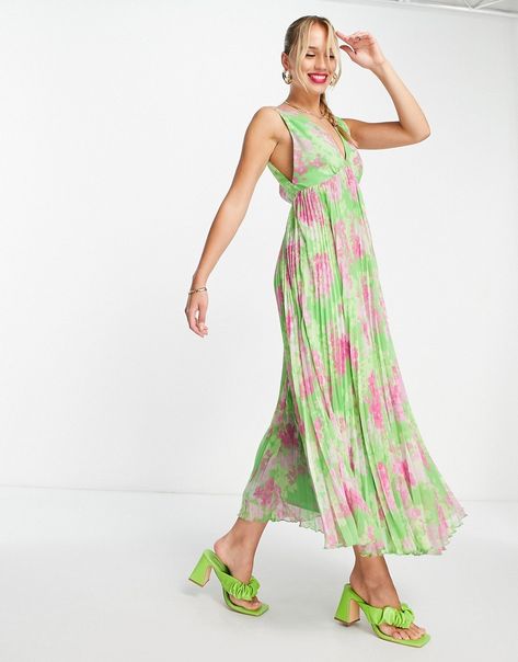 Dresses by ASOS DESIGN A round of applause for the dress Floral design Plunge neck Pleated skirt Zip-back fastening Regular fit Romantic Floral Print, Tulle Maxi Skirt, Mini Cami Dress, Sleeveless Long Dress, Green Floral Print, Asos Curve, Pleated Maxi Dress, Pleated Maxi, Maxi Dress Evening