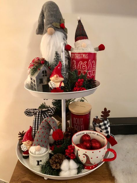 Christmas Tree Ideas With Gnomes, Christmas Gnomes Decor Ideas, Gnome Christmas Decor Ideas, Christmas Gnomes Decor, Gnome Christmas Theme Ideas, Nome Christmas Decor, Gnomes Christmas Decor, Gnome Home Decor, Gnome Themed Christmas Table