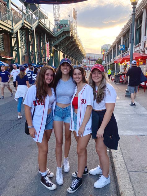 INSTAGRAM @sydneyberryy #city #boston #sunset #vibe #aesthetic #nightlife #drinks #redsox #baseball #game #sports #matching #bff Baseball Game Outfit Women Aesthetic, Aesthetic Baseball Game Outfit, Aesthetic Baseball Outfit, Aesthetic Baseball Game Pics, Baseball Game Insta Pics, Boujee Aesthetic, Baseball Games, Summer Bucket Lists, Gaming Clothes