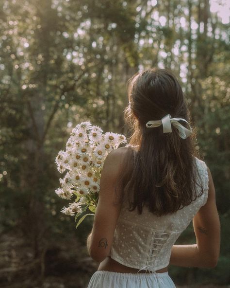 Girl With Flowers Aesthetic, Flower Field Photography, Forest Graduation Pictures, Poses With Flowers, Dreamy Forest Photoshoot, Senior Picture Ideas In Forest, Dreamy Field Photoshoot, Ethereal Woods Photoshoot, Fairy In The Woods Photoshoot